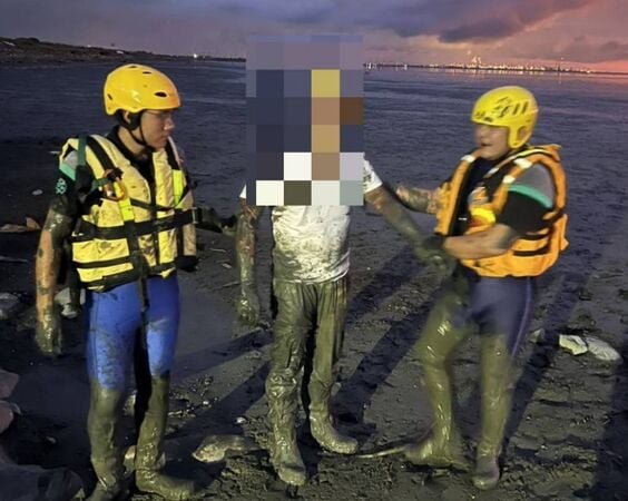 海堤拍夕阳美照惨陷泥滩 男子下半身全埋20分钟