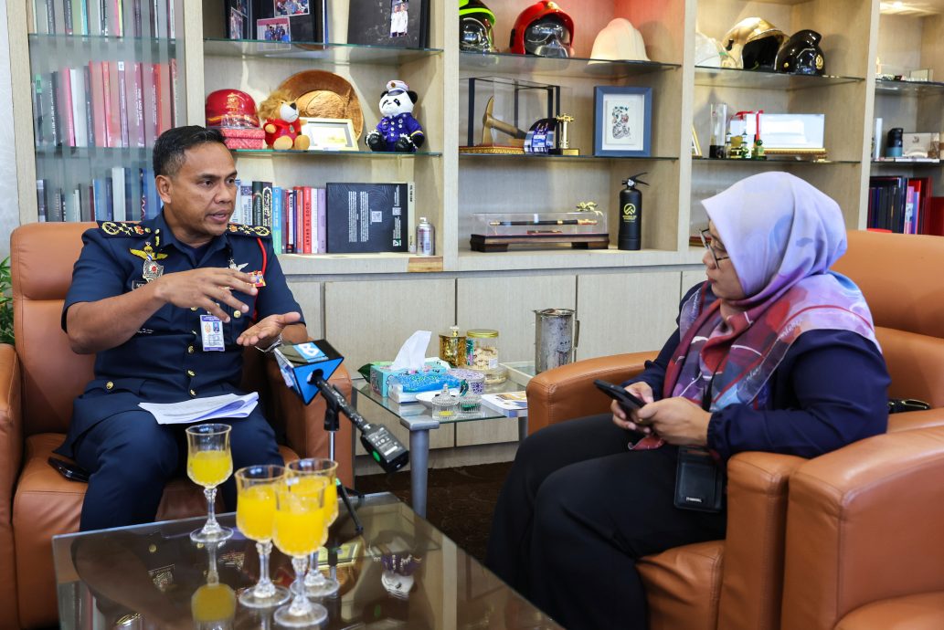 消拯局在国庆日游行带来全新移动通信车辆 保留 “肌肉男” 的传统