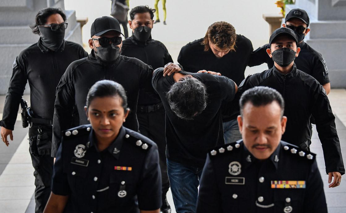 涉嫌抢劫中国女子 2名被告不认罪