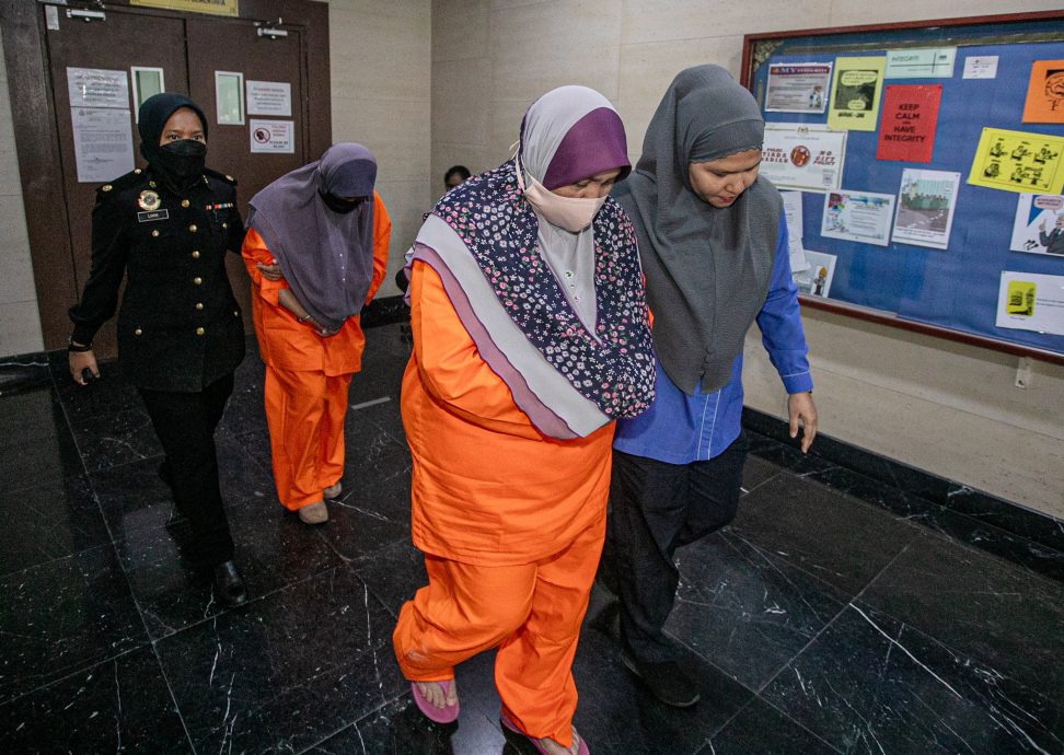 涉嫌虚报4.5万付款信息  校长和行政助理主管被扣4天助查