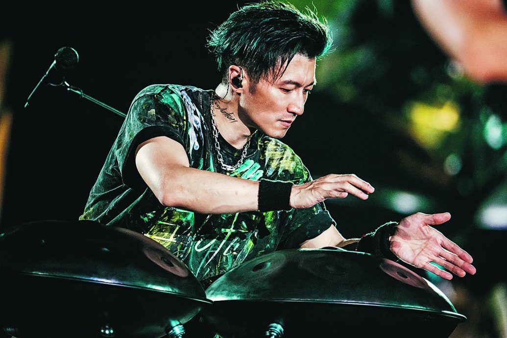 演唱会T恤藏儿子印记 谢霆锋把Lucas涂鸦穿上台