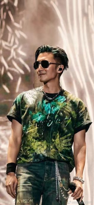 演唱会T恤藏儿子印记 谢霆锋把Lucas涂鸦穿上台