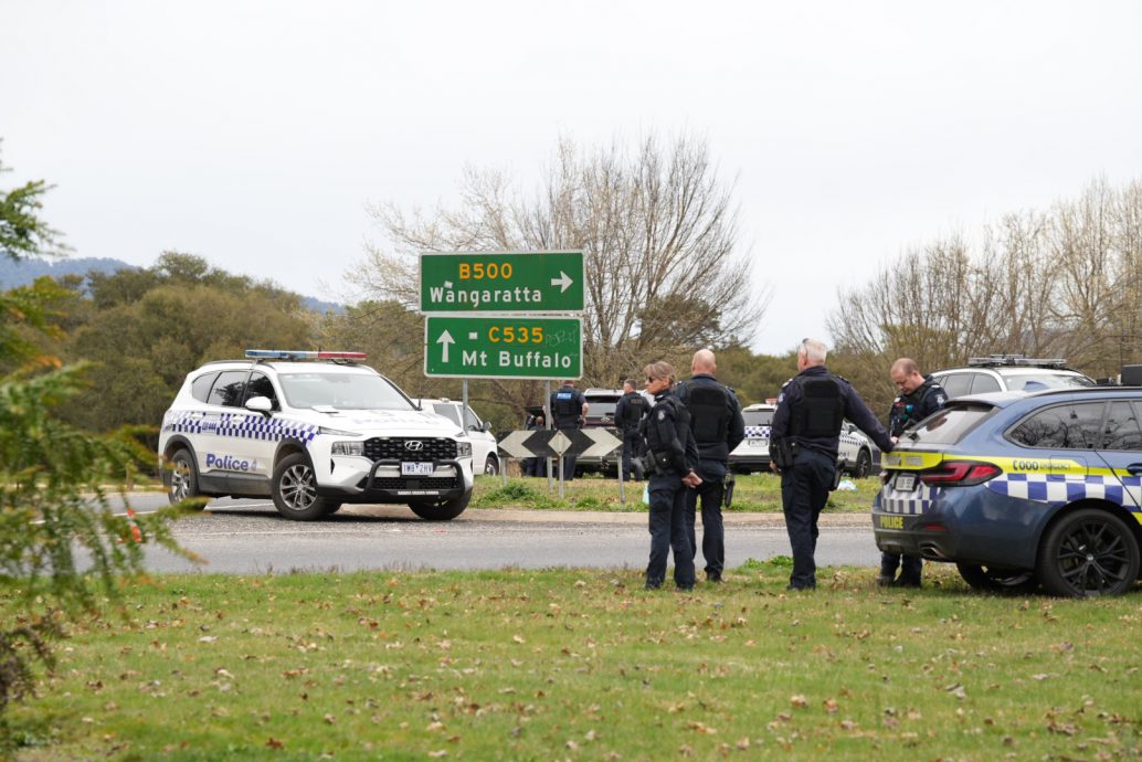 澳洲罕见枪击案2警察殉职 警方追捕枪手 学校、议会关闭 