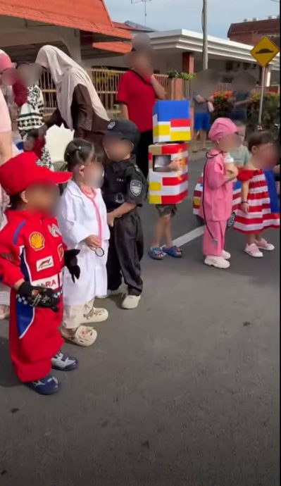 爱国不分年龄 小奶娃也有国庆游行队伍！