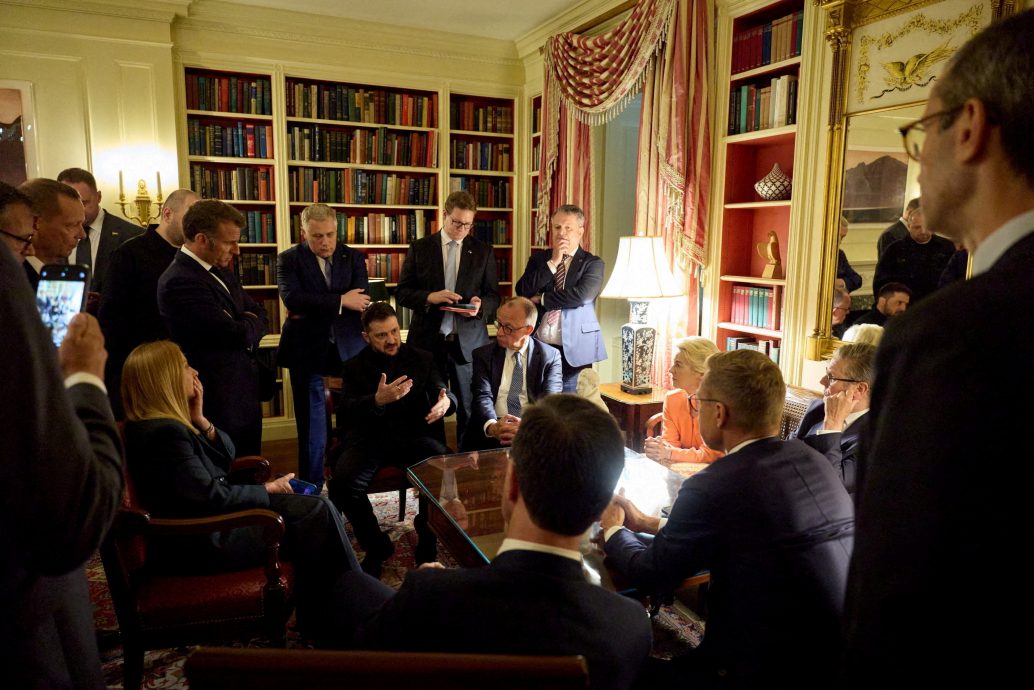 特朗普“教室”式会晤惹群嘲 多国领导人挤坐桌前被批“像小学生”