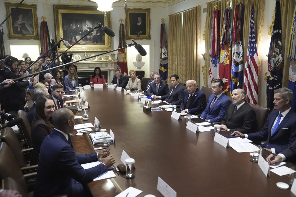 特朗普破纪录内阁会议开了3小时17分钟 记者全程“罚站”