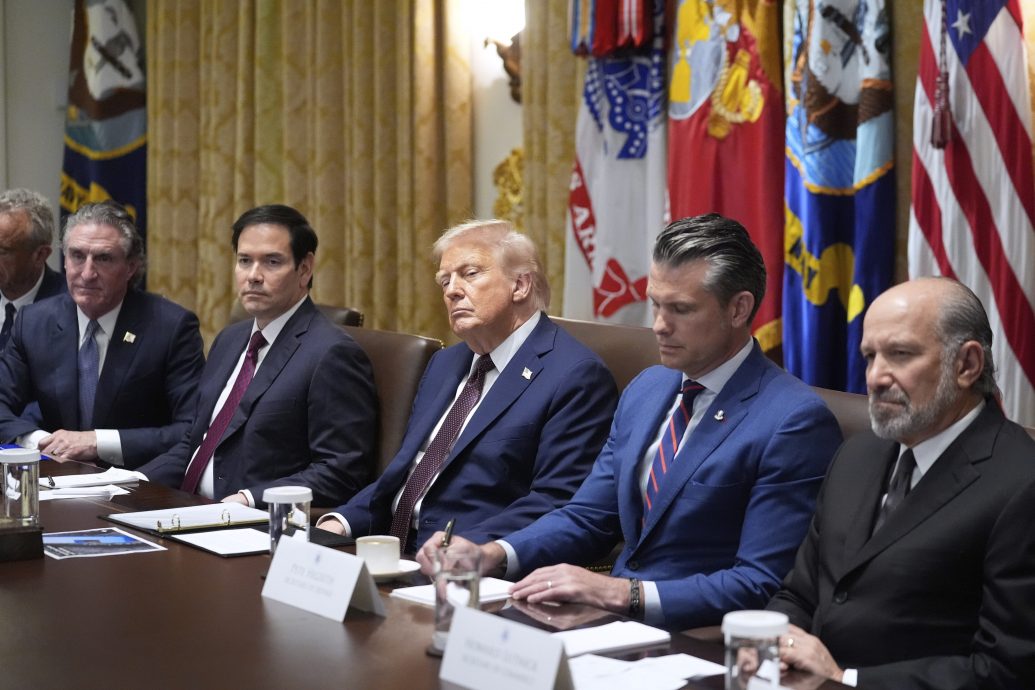 特朗普破纪录内阁会议开了3小时17分钟 记者全程“罚站”