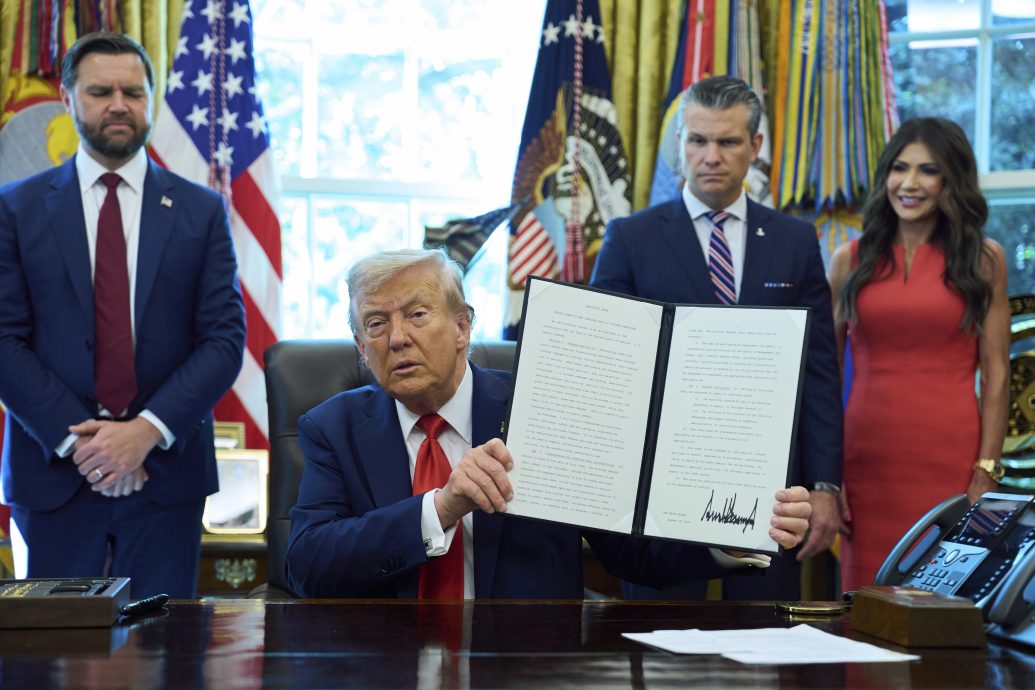 特朗普签行政命令 亵渎美国国旗将被诉