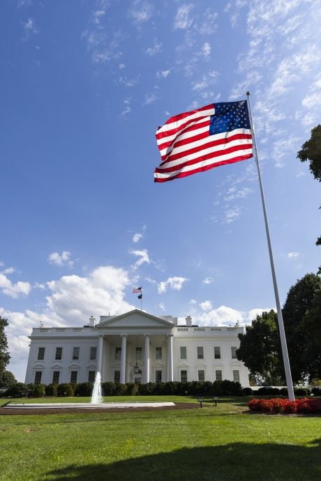 特朗普签行政命令 亵渎美国国旗将被诉