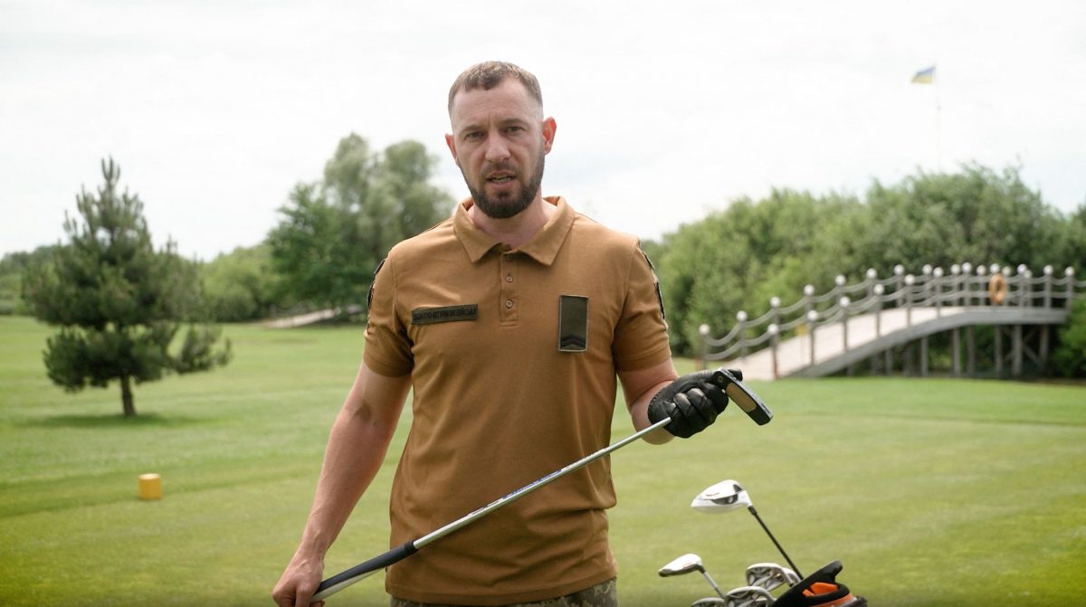 特朗普获泽连斯基赠特殊高尔夫球杆 美方回赠“白宫钥匙”