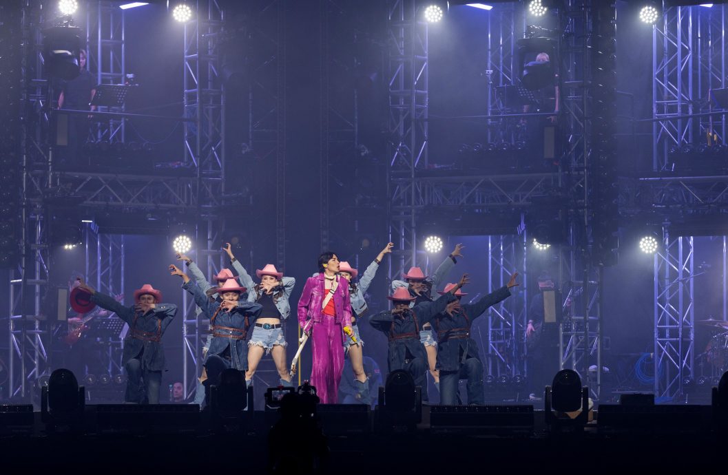 狂宠大马粉丝超时开唱 萧敬腾：罚就罚吧！