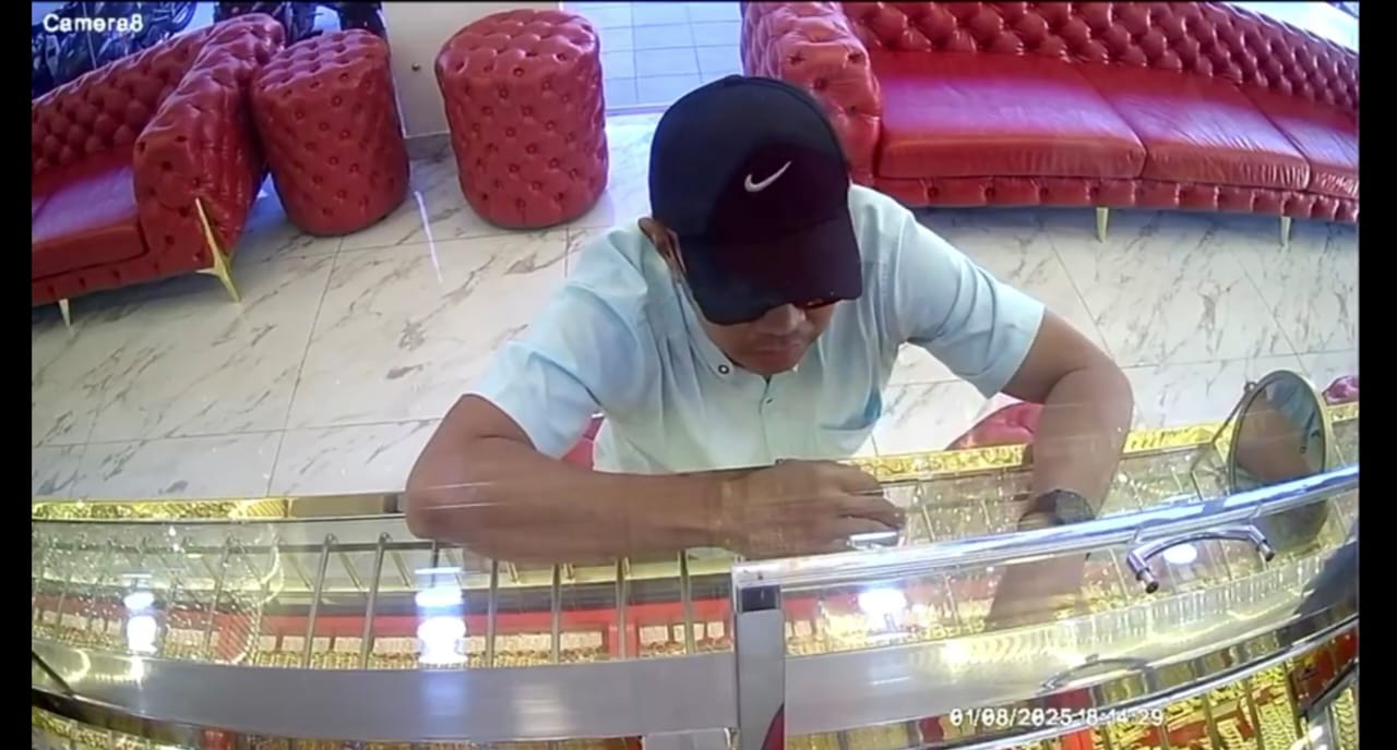 独行匪佯装顾客抢金饰·警追查嫌犯下落