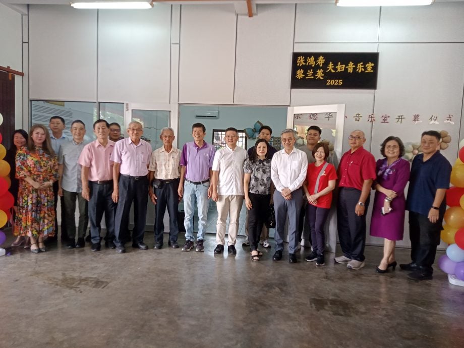 狮尾崇德华小音乐室今天隆重开幕
