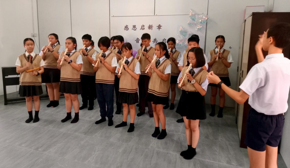 狮尾崇德华小音乐室今天隆重开幕