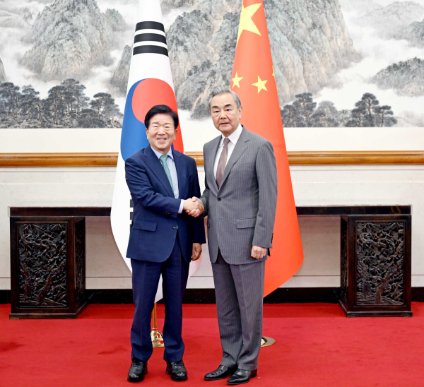 王毅会见韩国总统特使朴炳锡 韩方邀请习近平出席APEC峰会