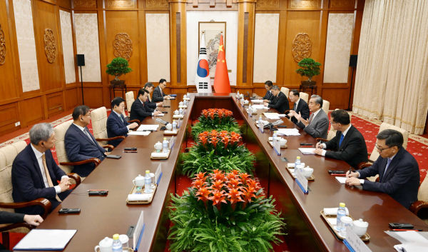 王毅会见韩国总统特使朴炳锡 韩方邀请习近平出席APEC峰会