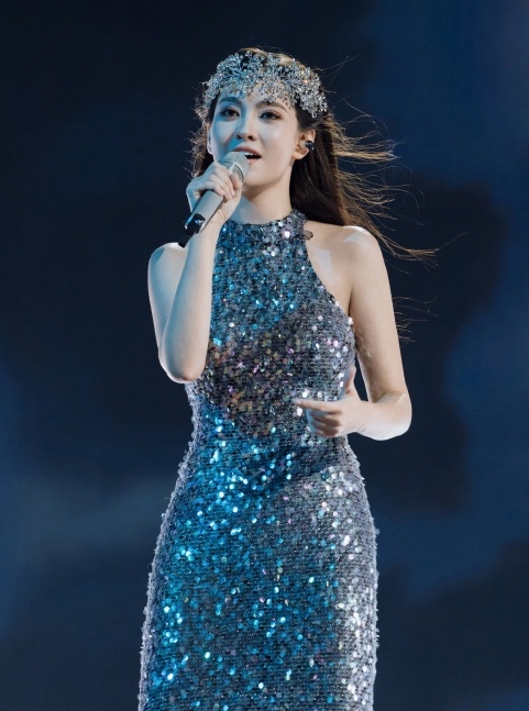 现场演出《蔷薇》掀回忆杀　萧亚轩复出唱哭铁粉