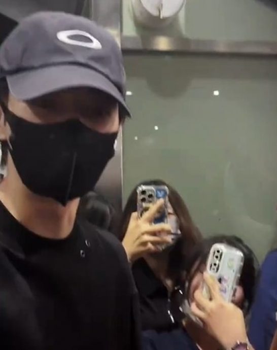 现身地铁站被私生代拍围堵 许凯怒斥：不要拍了