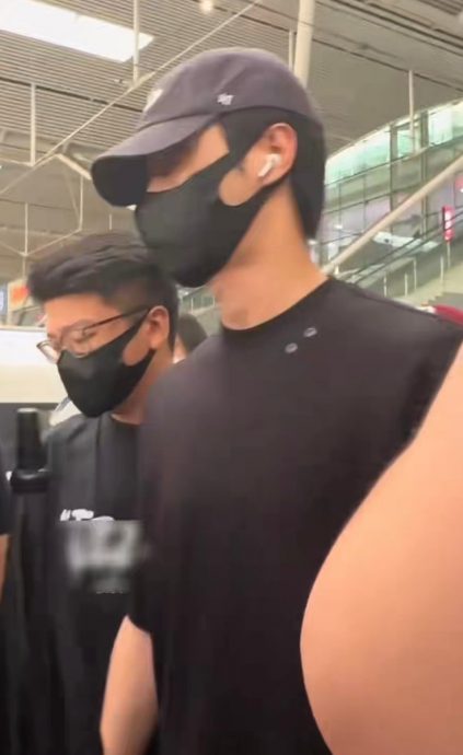 现身地铁站被私生代拍围堵 许凯怒斥：不要拍了