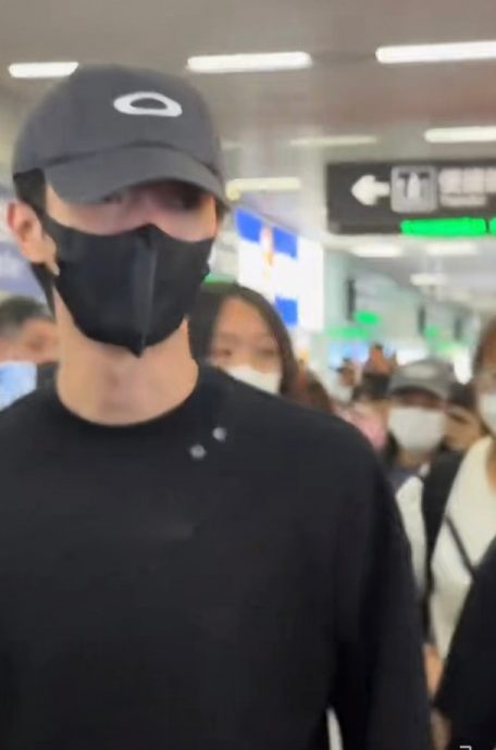 现身地铁站被私生代拍围堵 许凯怒斥：不要拍了