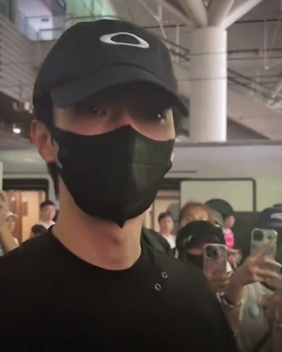 现身地铁站被私生代拍围堵 许凯怒斥：不要拍了