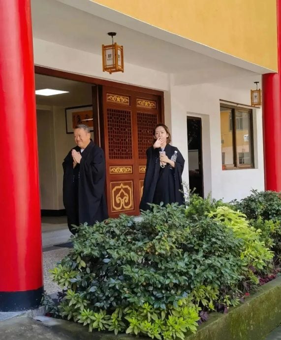 现身寺庙做义工被偶遇 曾志伟身旁有高挑女子作陪