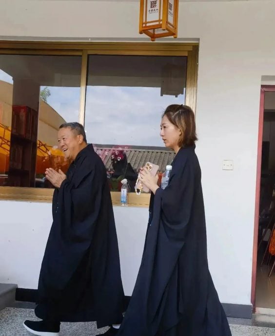 现身寺庙做义工被偶遇 曾志伟身旁有高挑女子作陪