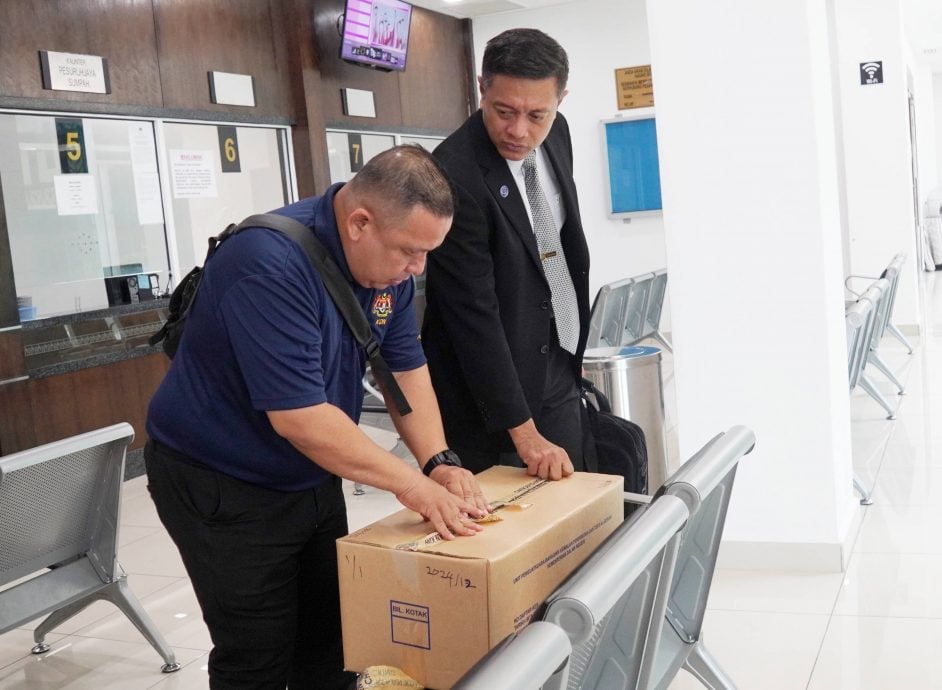 玻首宗违反印刷法令案,印刷商非法印刷可兰经贴纸被控认罪