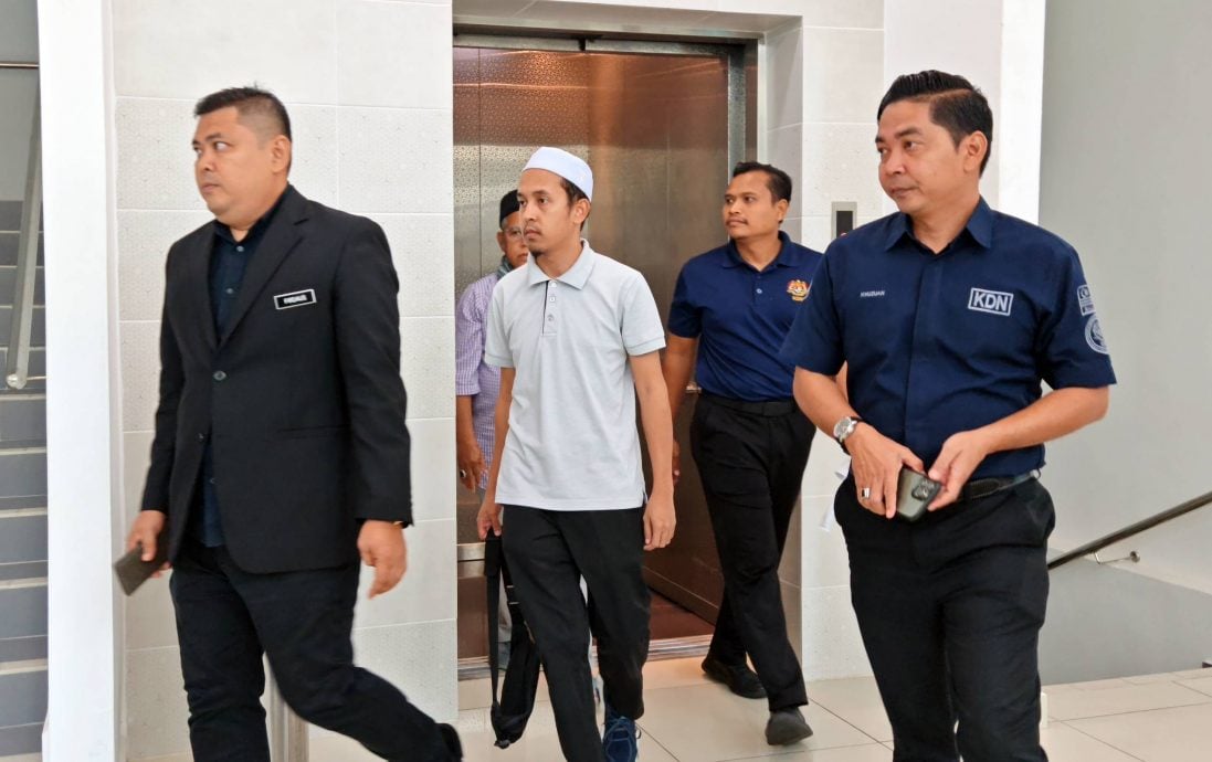 玻首宗违反印刷法令案,印刷商非法印刷可兰经贴纸被控认罪