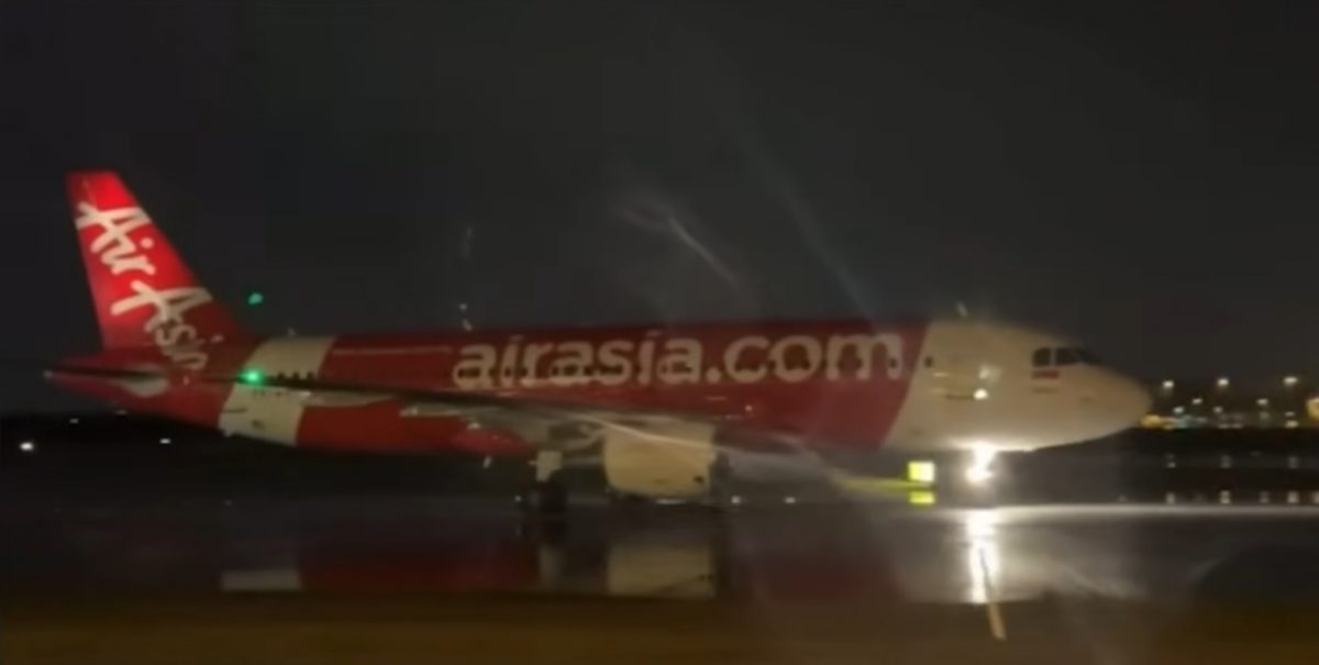 珀斯飞峇厘岛亚航航班引擎冒火传爆裂声 被迫返航