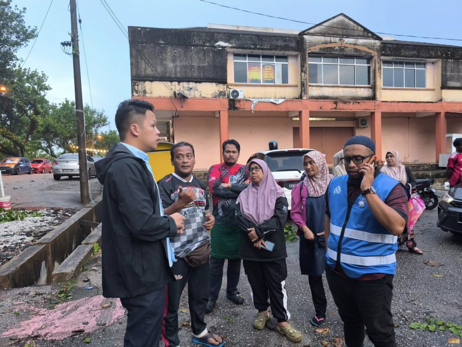 甘榜巴当再也风灾,7小贩摊位3民宅遭受破坏。