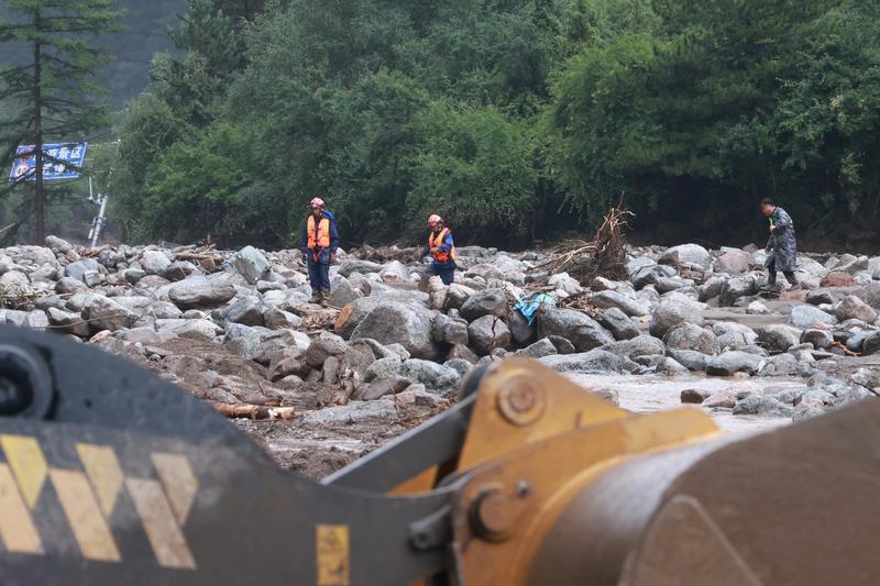 甘肃山洪致10死33失联 习近平指示千方百计搜救