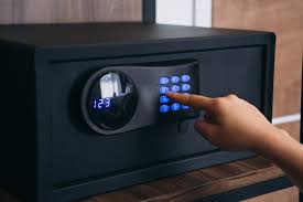 用砖头砸开　拿钱买零食　女孩偷保险箱好大胆