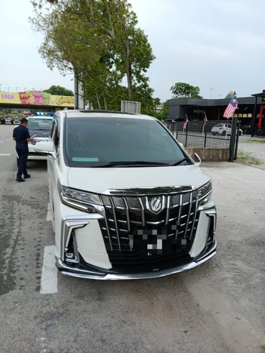 甲陆路交通局扣押4辆百万豪车 