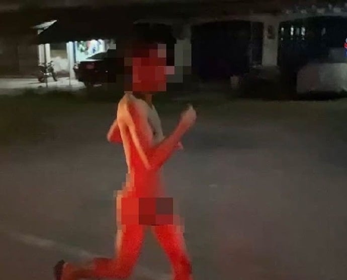 男子​为求真爱 裸奔1公里提前还愿