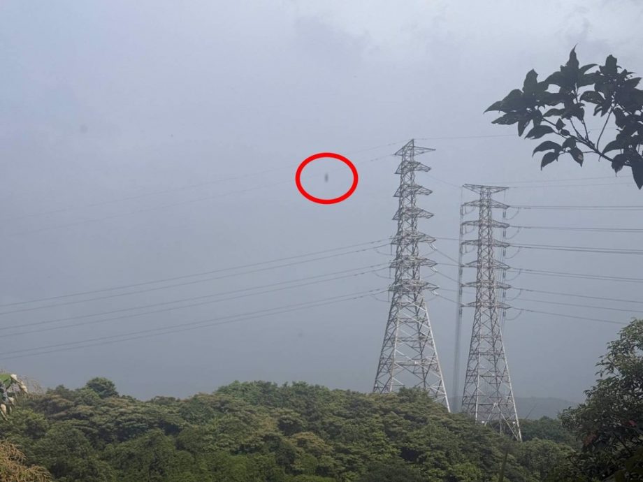 男子疑触电身亡 尸体挂20层楼高电缆