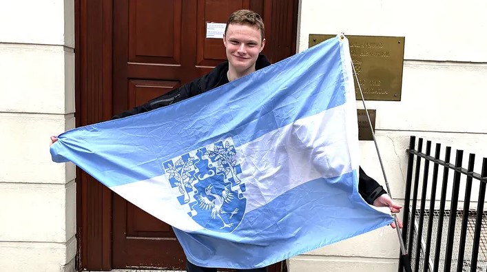 男子钻漏洞“建国”自立总统 发行国旗货币吸引400公民