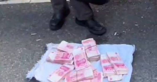 男菜市场摆摊送“12万现金”！警一查钱全是真的　现场却没人敢拿