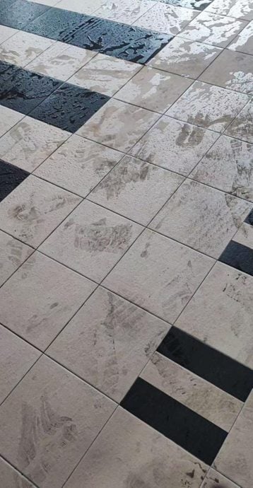 疑工厂排放污染物 太平后廊多区“污油粉”侵袭