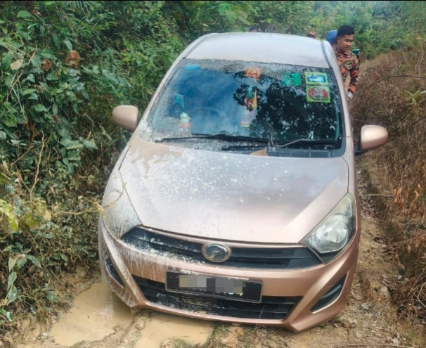 疑误信导航路线 女电召车司机闯油棕园泥沼