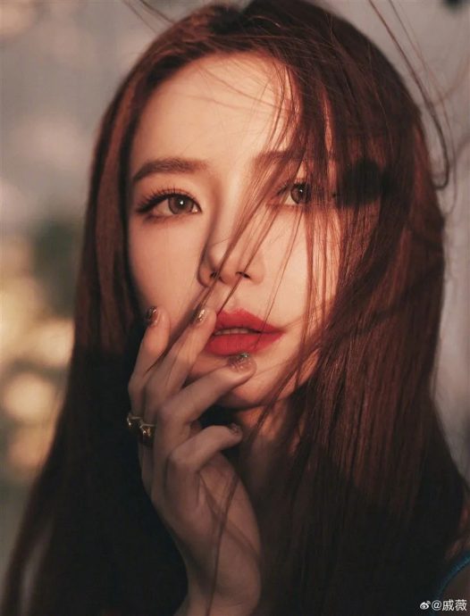 眉毛抬不动认肉毒注射过量 戚薇医美翻车反倒更圈粉