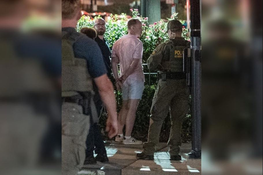 看世界两图)华府男子朝联邦官员丢三明治　面临袭击重罪