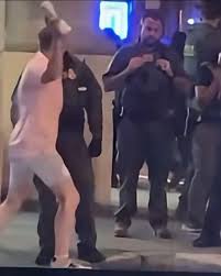 看世界两图)华府男子朝联邦官员丢三明治　面临袭击重罪