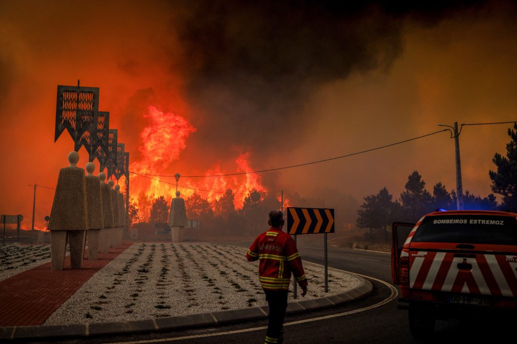 看世界两图)南欧野火蔓延  世界遗产成焦土	