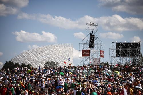 看世界两图)教宗吸引近150国青年涌罗马　盼掀天主教信仰热情