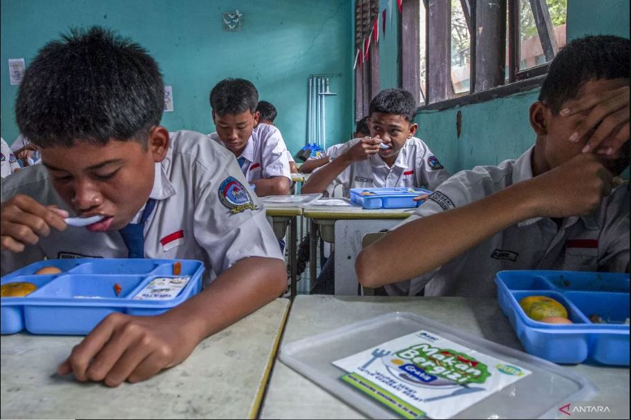 看世界)印尼中爪哇360多人吃免费校餐食物中毒