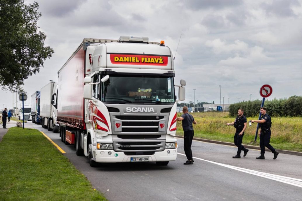 看世界)司机闻呼救声 法国冷藏车藏匿15名偷渡者获救