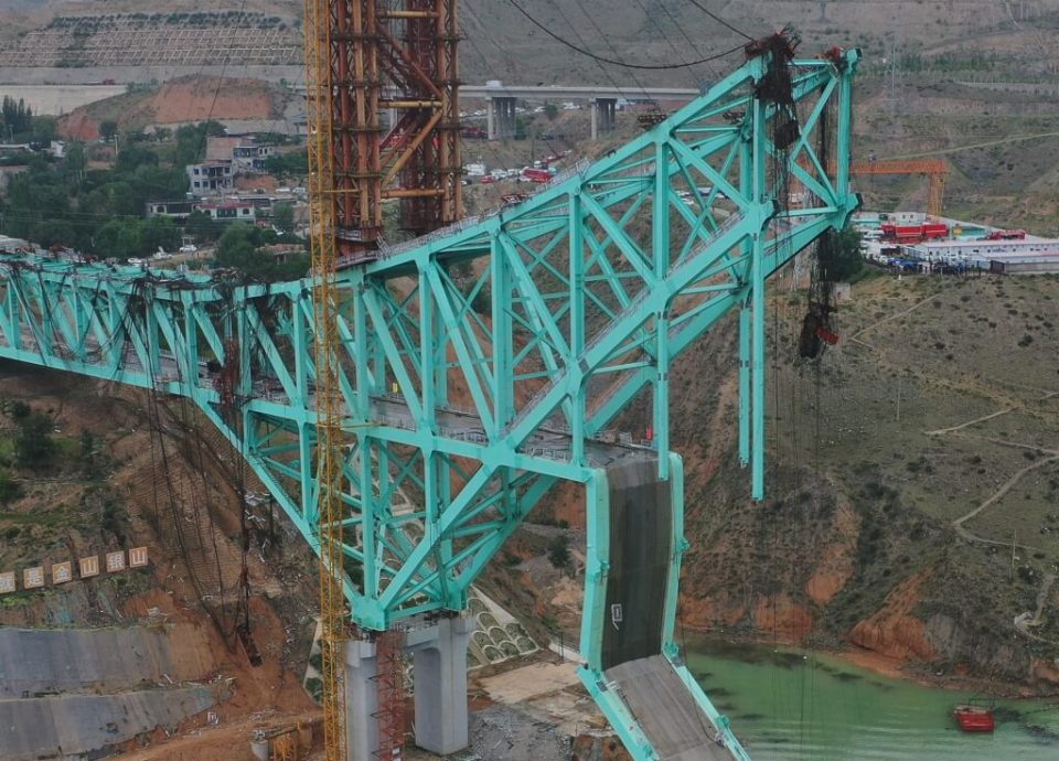 看世界/施工钢索断裂酿12死4失踪 川青铁路大桥原定下周合龙