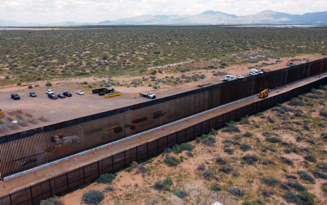 看世界/特朗普下令将边境墙涂黑 利用高温阻止移民翻越