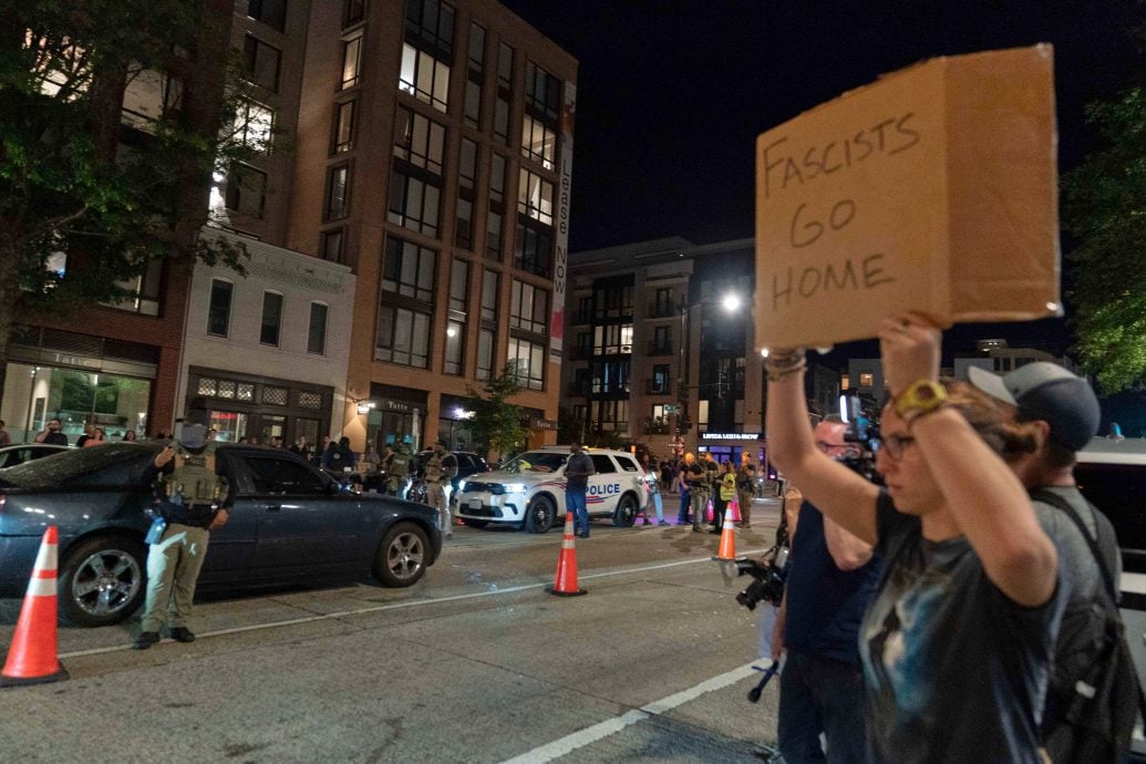 看世界)白宫宣布联邦人员全天巡逻华府 居民不满上街抗议